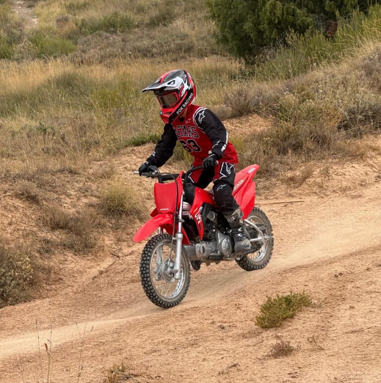 Niños en moto aprendiendo, casco y equipamiento, curso de conducción para menores de edad en Madrid.