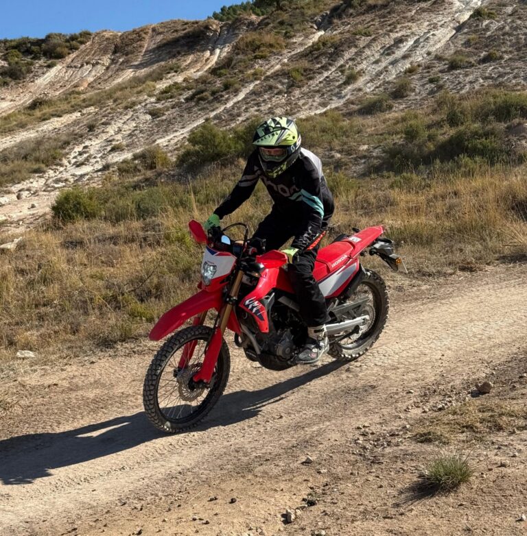 Curso de moto off-road en formación de conducción de motos, certificado por Honda en Madrid.