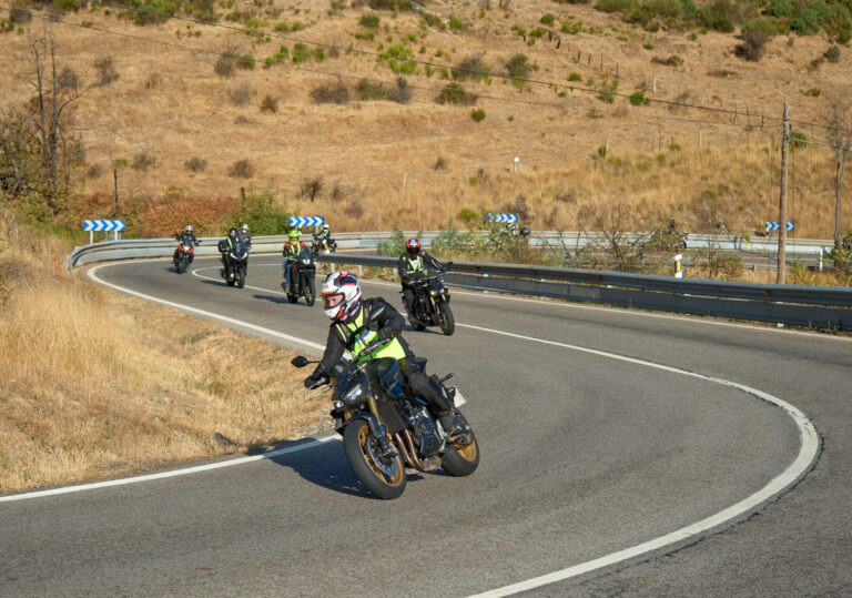 Moto en entrenamiento en una escuela de conducción en Madrid, certificada por Honda.