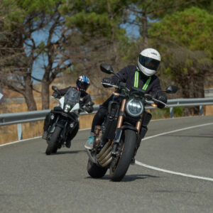 Conductor aprentando motocicleta en pista con casco y equipo de protección en Madrid (DSF0694)