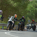 Persona con casco aprendiendo a conducir motocicleta en una sesión de ASR Escuela de Conducción, Madrid