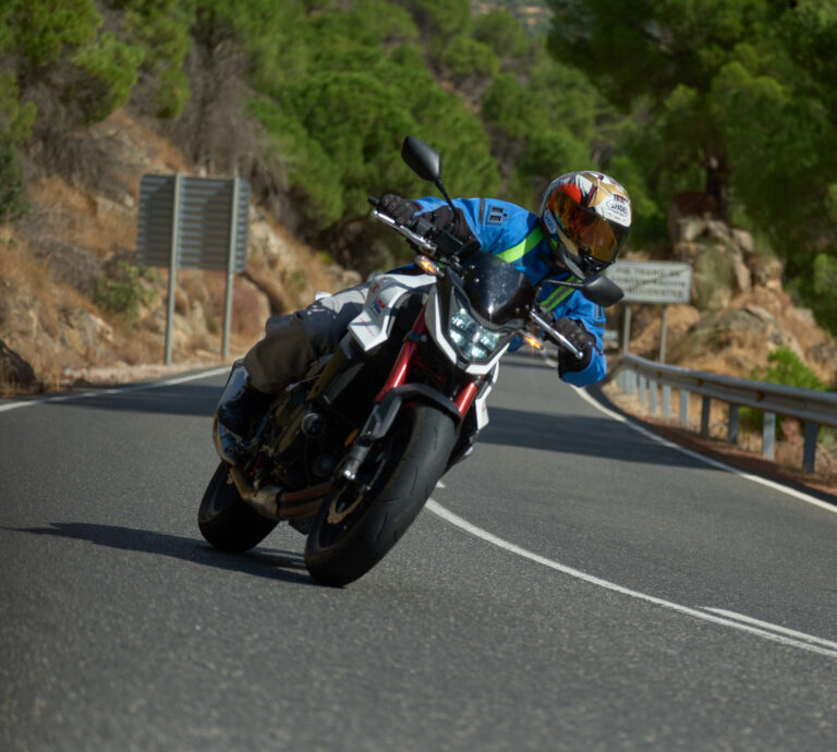 Alumno conduciendo una moto durante un curso de ASR Escuela de Conducción en Madrid